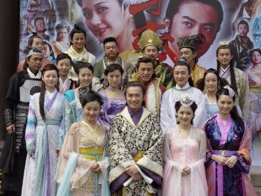 Situ Jing, a mischievous free-thinking lady, and her companion, A Ling, go on a series of adventures. She does not know that she is a princess of the former royal family. To protect her family’s reputation outside the home, Situ Jing dresses as a man and calls herself Xiao Long Xia. Concerned about the plight of the refugees which the officials have been ignoring, she comes up with various schemes to help them.